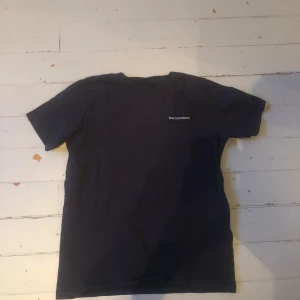 Peak performance t shirt - Hej säljer min peak performance Tshirt i storlek 160. Perfekt inför sommaren ☀️
