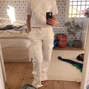 Lågmidjade cargobyxor zara - Intressekoll på dessa ascoola, lågmidjade, vita cargobyxor från zara! De är väldigt långa, jag som är 163cm behmver vika upp dem typ 3 gånger. Passar mig som har 36cm rakt över midjan. Skriv för fler bilder eller mått. Säljer endast till bra pris.