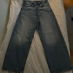 Säljer trendiga astro jeans från Weekday som sitter baggy. Storlek 29/32. Nyskick inte används, nypris är 600. Hör av för mer bilder eller frågor.