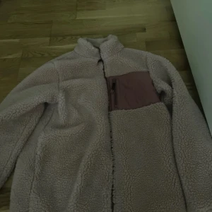 Fleece jacka  - Använd ett par gånger, jätte mysig och fin. Funkar även för vuxna men är till barn. 