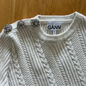 Ganni cableknit tröja med strass på sidan av axeln. Använd fåtal gånger alltså i väldigt fint skick.  