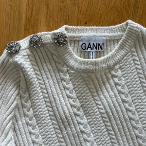 Ganni cableknit  - Ganni cableknit tröja med strass på sidan av axeln. Använd fåtal gånger alltså i väldigt fint skick.  