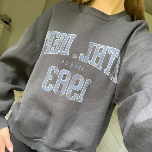 Svart Sweatshirt 🍸 - Säljer min trendiga sweatshirt från ginatricot nu. Den är i fint skick och sitter jättefint. Perfekt till vardags och sitter väldigt skönt. Storlek S 🩷