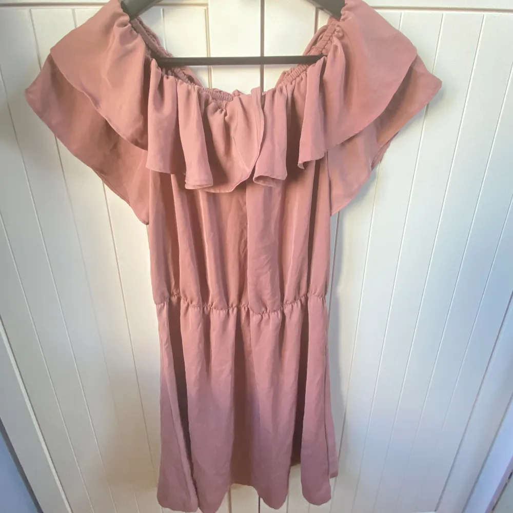 Somrig klänning i rosa från IVYREVEL i storlek Xs. Finns att hämta i Göteborg eller kan skickas.   Kommer från djur&rökfritt hem. Är nytvättad. Pris: 45kr. Klänningar.