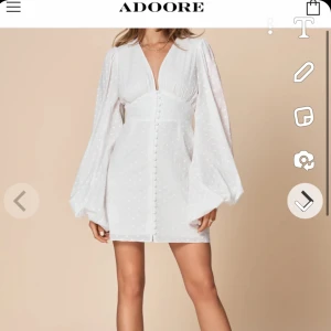 Adoore klänning - Säljer denna adoore klänning, köpt förra året och använts två gånger! Nypris 1395kr