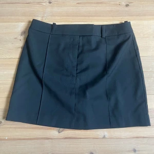 Svart kjol hm - Oanvänd, stl 36