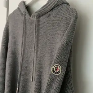 Tittar nu vad folk vill ha för denna unika å discontuniued stickade hoodie från moncler. Väldigt unikt å perfekt inför sommarn. Byten kan vara intressan
