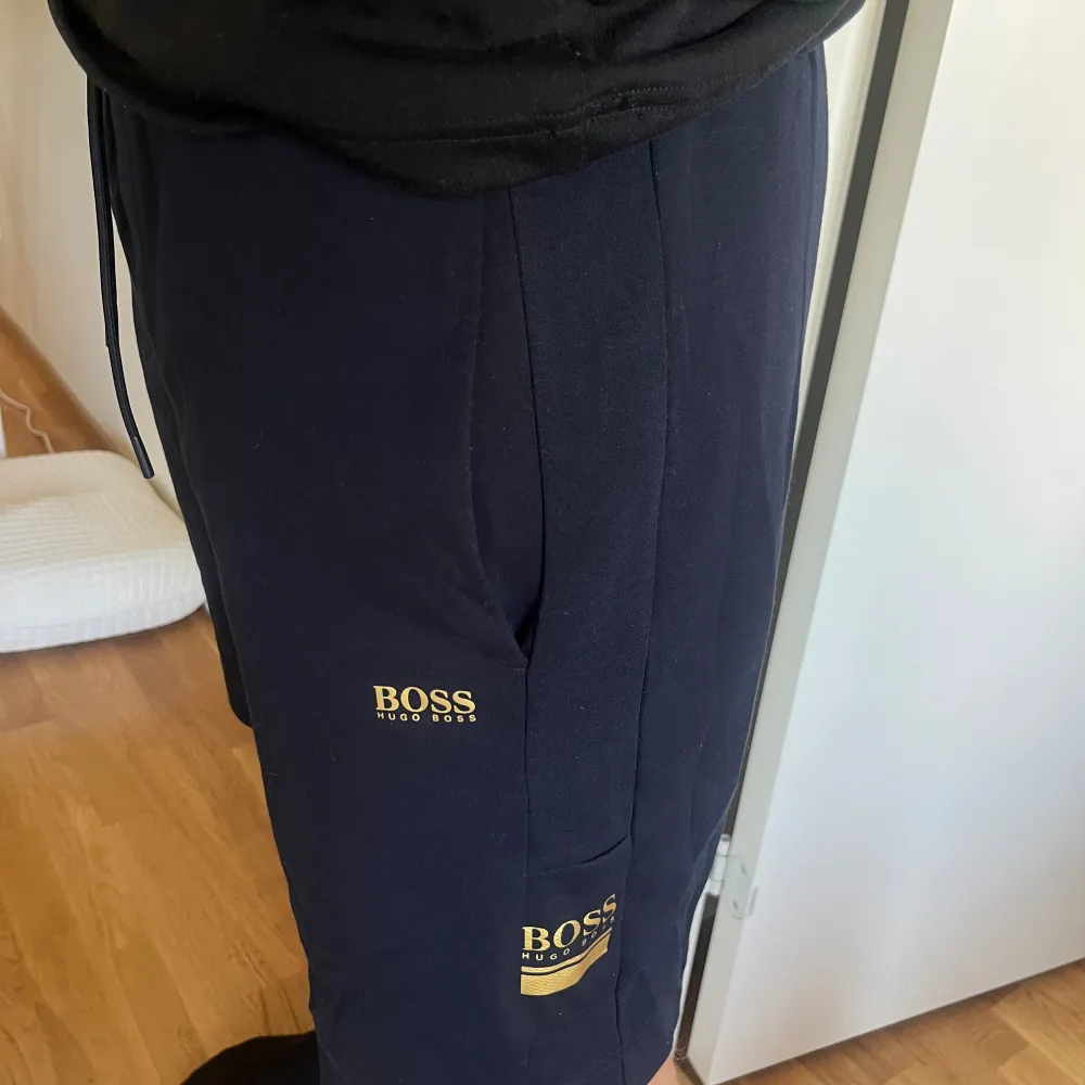 Blåa Hugo boss shorts med guld detaljer  Storlek xl. Shorts.
