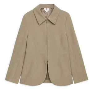 Jacka arket beige strl 34 - Säljer denna figursydda kavaj/jacka i linneblandning från Arket i strl xs/34. Inga anmärkningar, använd enstaka gånger