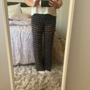 Stickade byxor  - Stickade byxor köpta second hand. Uppsydda ben därav priset.