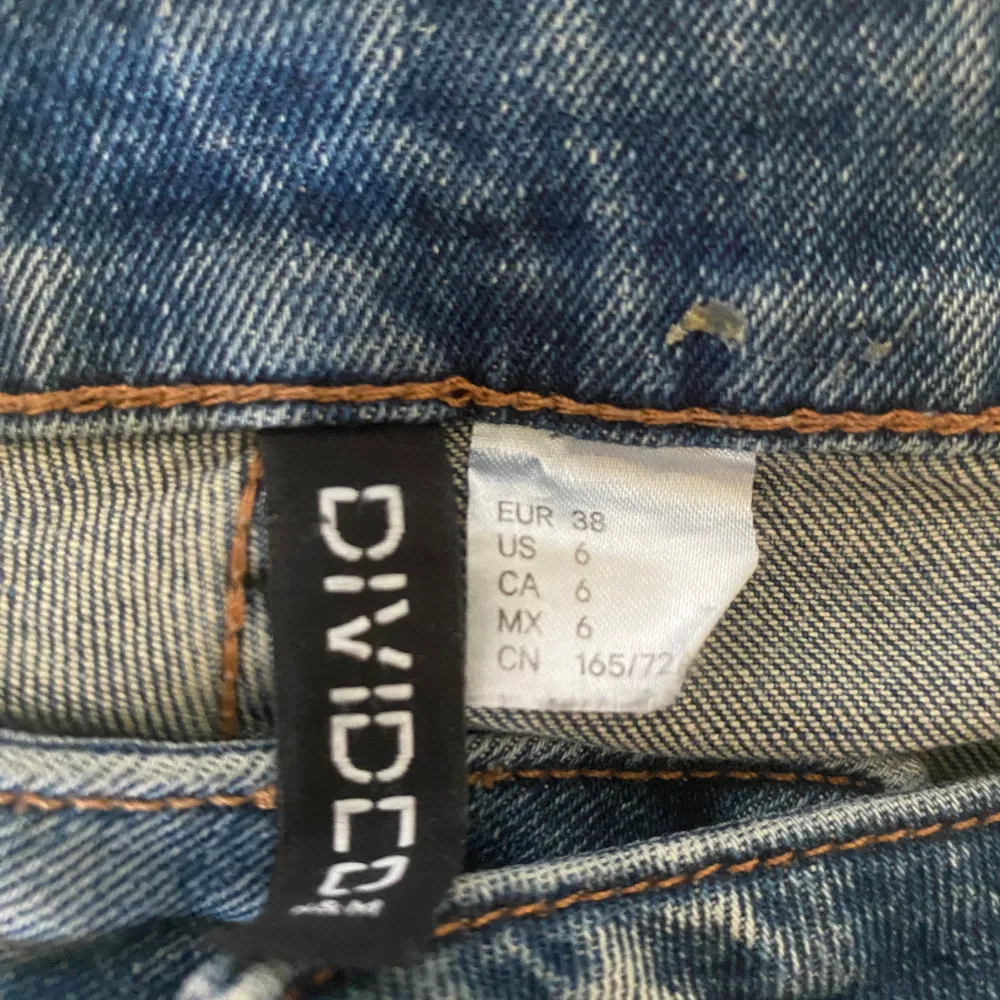 Lågmidjade ljusblåa bootcut jeans. Utgångspris 500kr. Jättesnygga men lite för korta för mig är 178 cm. . Jeans & Byxor.