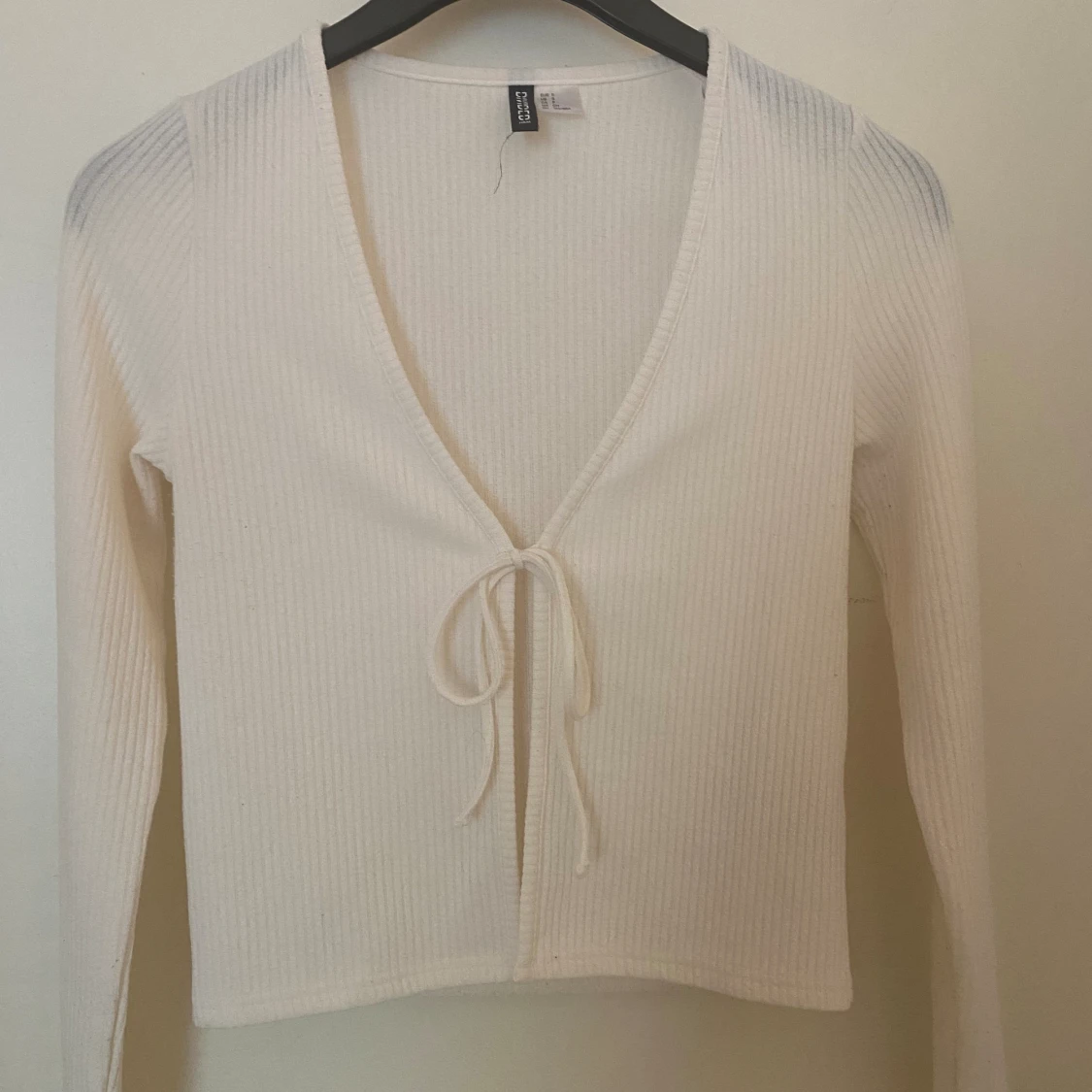 Jätte söt vit topp som går att knyta 