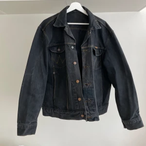 Jeansjacka Wrangler - Unisex jeansjacka köpt på secondhand i Budapest:) storlek XL men på mig (har M) är mer som en L. Fraktpris ingår ej