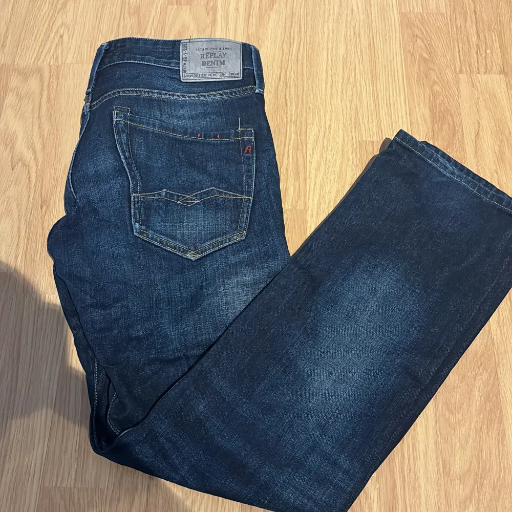 Säljer ett par mörkblåa Replay Jeans. Dom är använda 5 gånger ish men har Inga märken eller hål. Storleken är 30/30.   |Skriv privat vid funderingar|. Jeans & Byxor.
