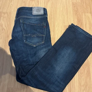 Replay Jeans - Säljer ett par mörkblåa Replay Jeans. Dom är använda 5 gånger ish men har Inga märken eller hål. Storleken är 30/30.   |Skriv privat vid funderingar|