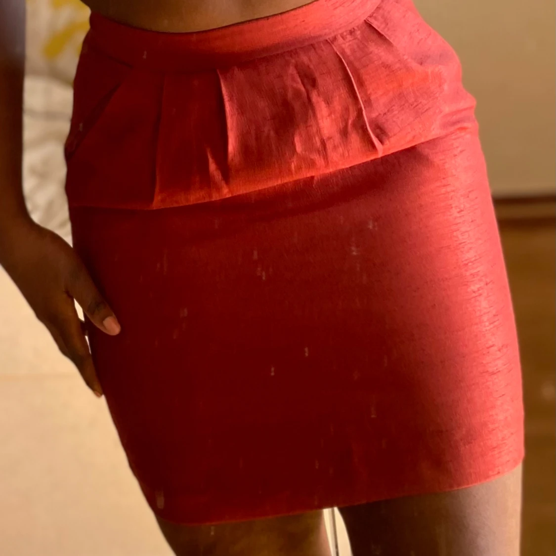 Kort mörk orange kjol 