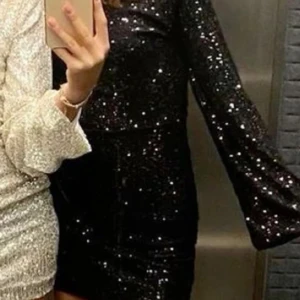 Meet me there fest klänning  - Perfekt klänning för fester 😍 Använd 1 gång på nyår men är i bra skick