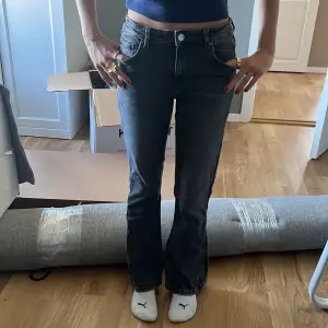 Jätte snygga jeans från Gina Tricot köpta förra veckan och säljer pga att ja har så många svarta jeans. Priset kan diskuteras och kom provat för mer information 