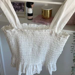 Söt topp🌸🌸 - Jätte söt topp ifrån Uniqlo i storlek S. Den sitter jätte fint på och är perfekt till sommaren ☀️💞