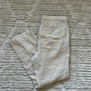 Linnebyxor från H&M - Jättefina linnebyxor från H&M. Använda varsamt och i superskick. Nypris runt 300kr, mitt pris 169kr.😊