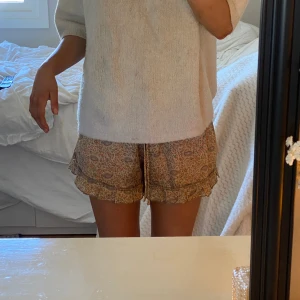 Mönstrade tygshorts  - Så himla söta mönstrade mid-low waist shorts som är perfekta till sommaren. Köpta på en liten butik i Italien så det står ingen storlek men de passar perfekt på mig som bär 34-36! Var inte rädd för att höra av dig vid frågor❤️😊