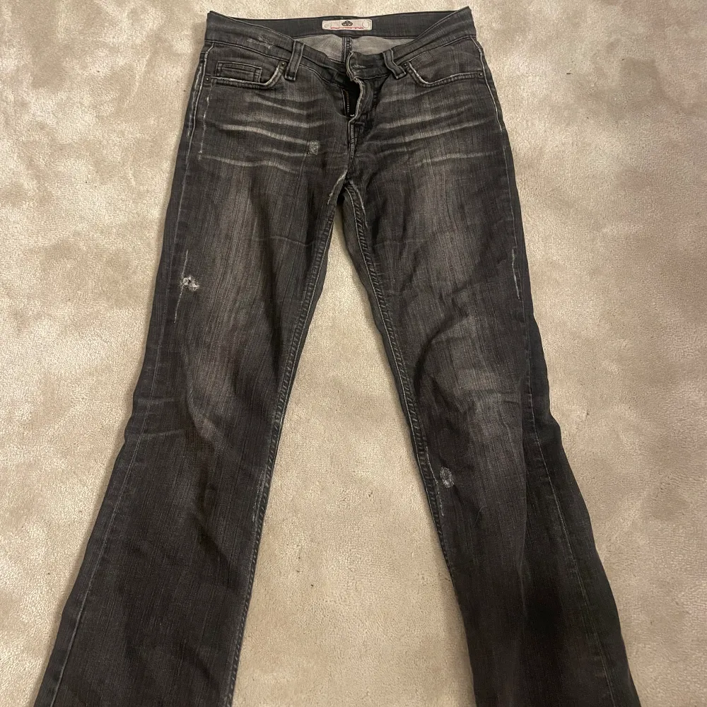 Ett par jättesnygga lågmidjade jeans, kontakta gärna innan köp. Jeans & Byxor.
