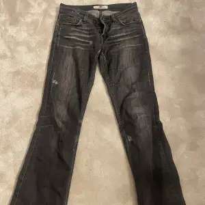Ett par jättesnygga lågmidjade jeans, kontakta gärna innan köp