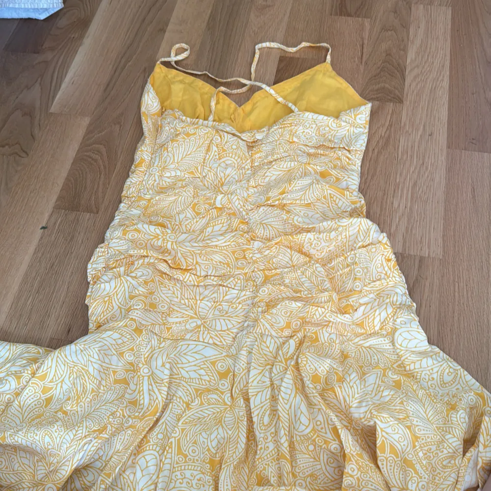 Jätte snygg zara klänning i storlek xs köpt förra sommaren saknas några pärlor på den då köpte den så men annars inga defekter använd fåtal gånger💕. Klänningar.