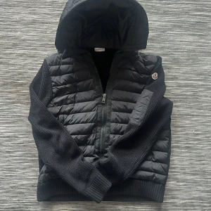 Moncler cardigan - En moncler cardigan i bra skick, perfekt nu till sommarkvällar. Skriv ifall ni har frågor eller för fler bilder