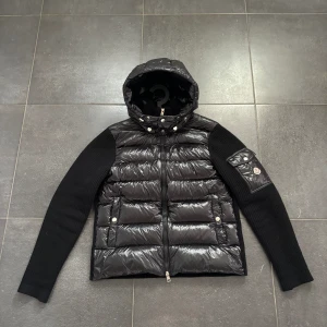 Moncler cardigan  - Hej, säljer min moncler cardigan nu, i extremt fint skick, storleken är M. hör av vid intresse! om inte priset duger lägg bud! 