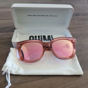 Chimi solglasögon #008 - Solglasögon från Chimi i storlek 008 och färgen "guava" (rosa). Har enbart testat de, jag tyckte inte att de är för stora för mitt ansikte. Köpta för 1200kr, säljer för 800kr.