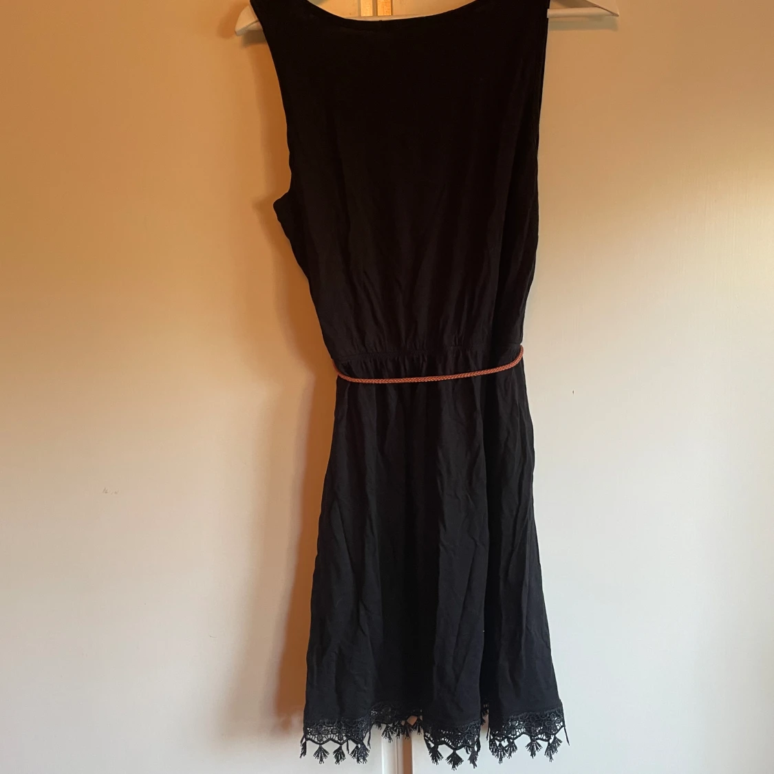 Klänning med knytband och spetsdetaljer - 90