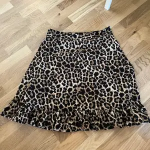 Leopard mönstrad kjol från NA-KD. Väldigt bra skick.