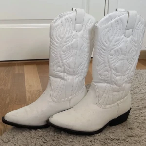 Vita cowboyboots - Superfina vita cowboyboots i storlek 39, passar mig som har 25cm från häl till tå. Köpta här på plick.