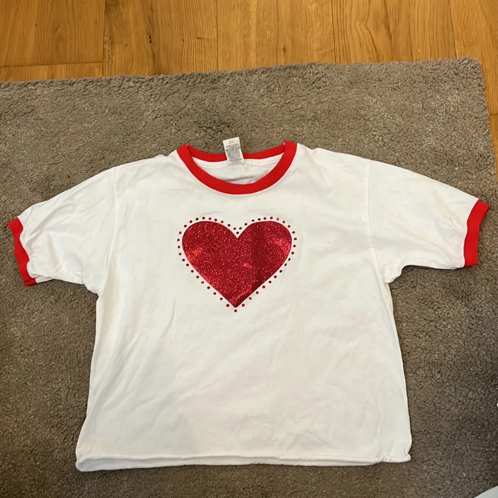 En liknade T-shirt i crop top Harry hade i Sthlm’22 på love on tour Stl S. T-shirts.