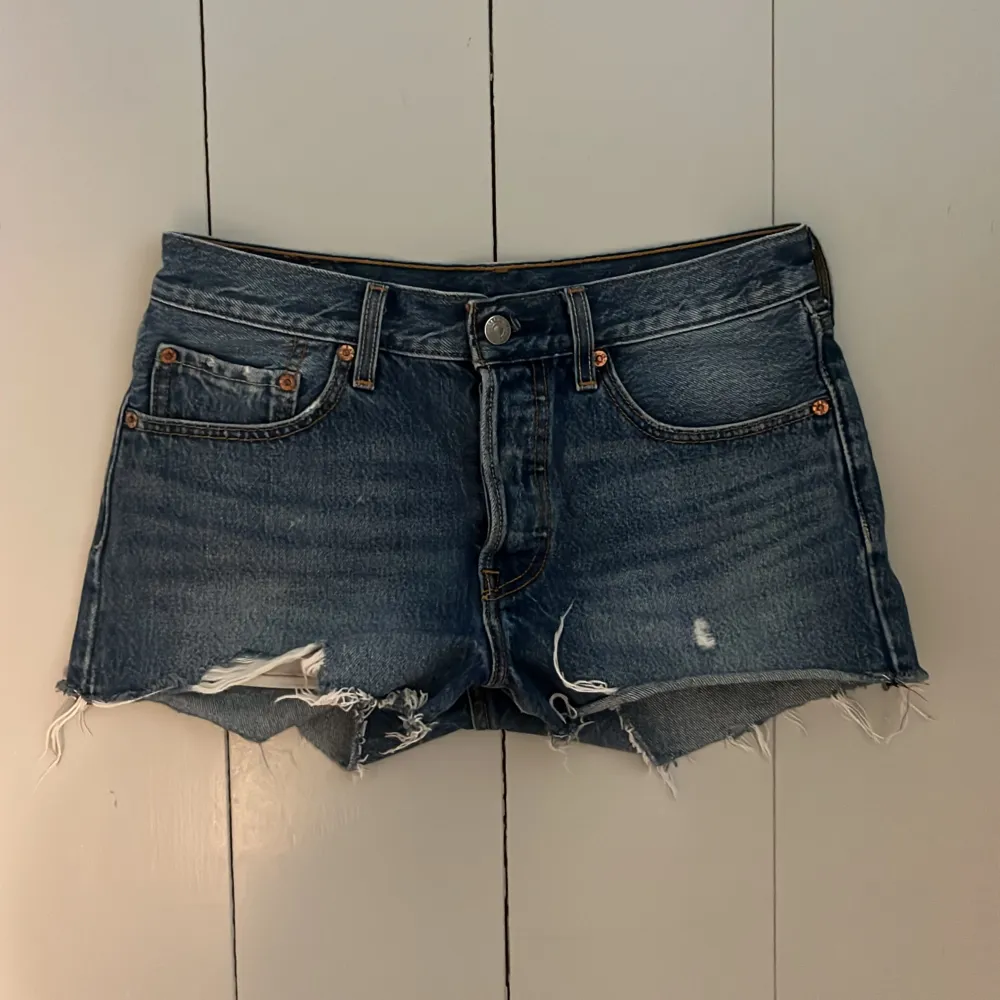 Jättefina jeansshorts från Levis!🩵 Midjemått: 37 cm. Shorts.
