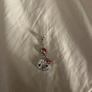 Hellokitty navelpiercing  - Super fin navelpiercing i ny skick💗