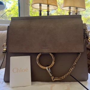 Chloé Faye Handbag - Mått: 31:27:5 cm Ny skick: Alsrig använt Modell: 2018