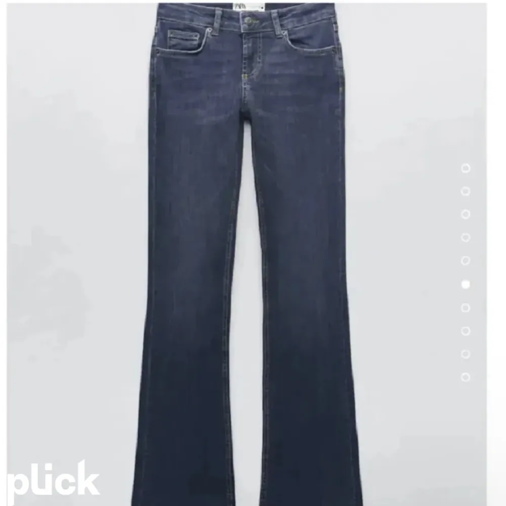 Fina jeans från zara som är lågmidjade och i nyskick❤️skriv för fler bilder. Jeans & Byxor.