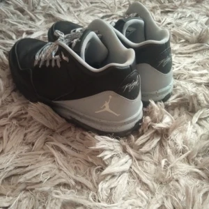 Svarta gråa Jordens - Jordens, flight, svartgråa. Är i bra skick. Har väldigt hållbart material. Har använts innan. Men ser bra ut och funkar perfekt. Nypris 2099. 