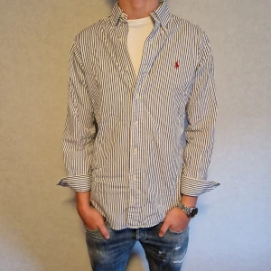 Ralph lauren skjorta  - Tjena! Säljer en riktigt schysst skjorta från ralph lauren. Skicket på skjortan är 9.5/10. Modellen är cirka 182 cm. Har du några frågor eller funderingar så hör av dig // IC_RESELL 
