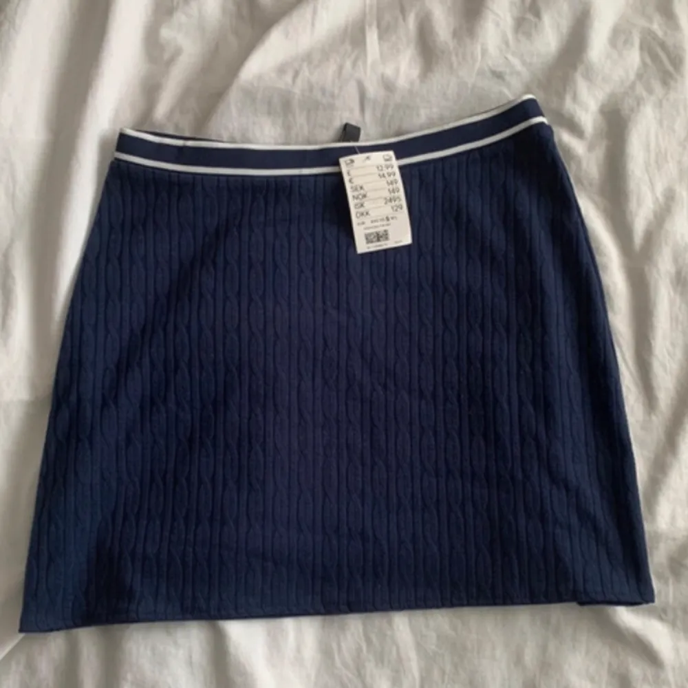 Marinblå kjol från H&M. Aldrig använd och har prislapp kvar. . Kjolar.