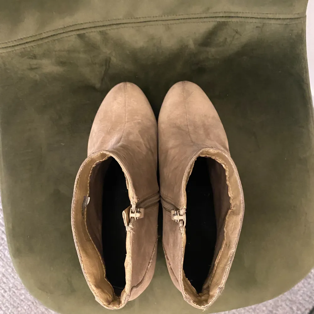 Olivgröna låga boots från din sko💗defekter finns (se bilder), storlek 41. Skor.