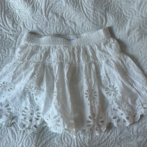 Zara kjol - Jätte fin kjol från zara som tyvärr är förlusten på mig!❤️ kjolen är i jätte bra skick, använd 3-4 gånger!!❤️🥰kan diskutera pris vid snabb affär!