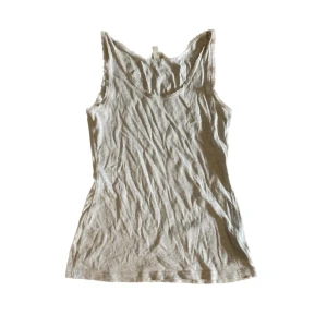 Grå/vitt spetslinne! - Grått linne med spets, köpt för ca 2 år sedan men bara används ca 1-2 gånger och därför säljer jag! Stryker och tvättar innan jag skickar iväg🥰 Längd: bröst neråt; 42cm Bredd längst ner; 31cm Kontakta för fler bilder, frågor och mått💗💋