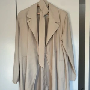 Kappa, storlek: M - Tun kappa inköpt hos Boozt Använd ett fåtal gånger  Färg: pelikan, beige Storlek: M Nypris: 1400