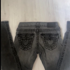 true religion jeans  - mörkgrå true religonen jeans säljer för dom är för små. För referens har jag 34/36 i zara jeans. Dom är raka i benen inte skinny men inte bootcut! 
