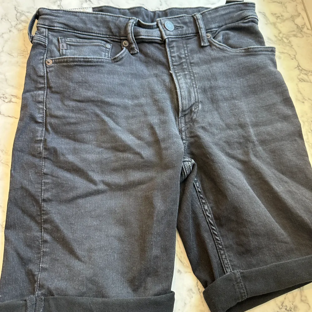 Svarta jeansshorts från HM i storlek 30. Har ett extremt mjukt material och blir därför lätt att röra sig i. Jeansen är vikta längst ner vid låren och fickorna är stora nog. En perfekt byxa för sommaren! . Shorts.