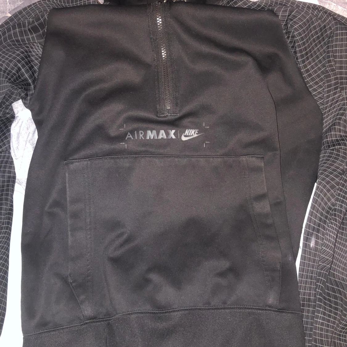 En Nike air Max hoodie med halv zip - 91