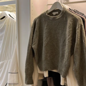 Ljusgrön stickad tröja - Stickad, kort i modellen 